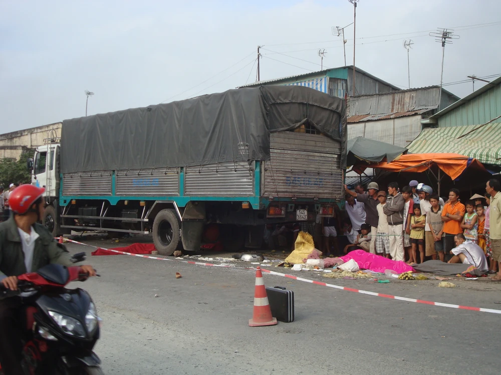 Xe tải đâm vào chợ: 6 người chết, 2 người bị thương nặng